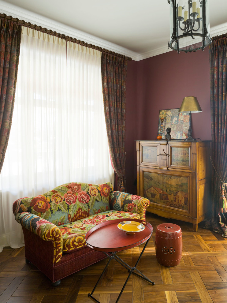 Diseño de salón ecléctico con paredes rosas y suelo de madera en tonos medios