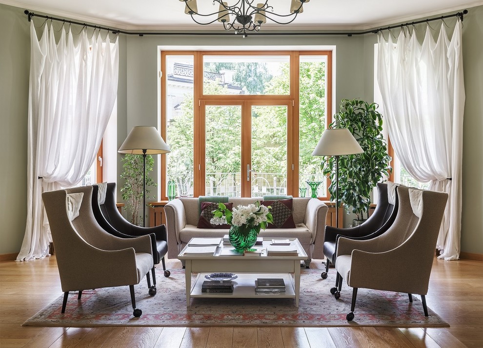 Стильный дизайн: гостиная комната в классическом стиле с паркетным полом среднего тона и коричневым полом без телевизора - последний тренд