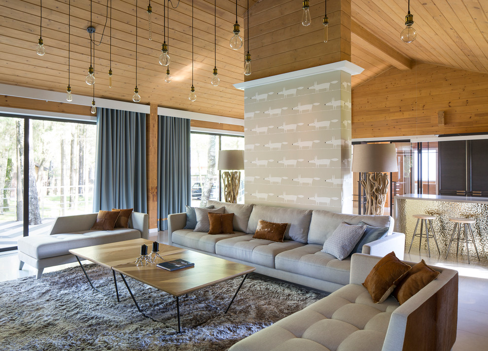 Idées déco pour un grand salon contemporain ouvert avec un sol en carrelage de porcelaine, un mur marron et un sol blanc.