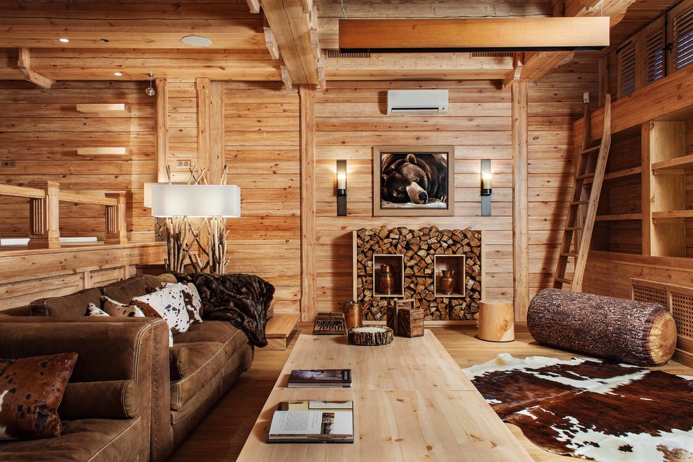 Идея дизайна: парадная гостиная комната в стиле рустика с светлым паркетным полом и коричневыми стенами без телевизора