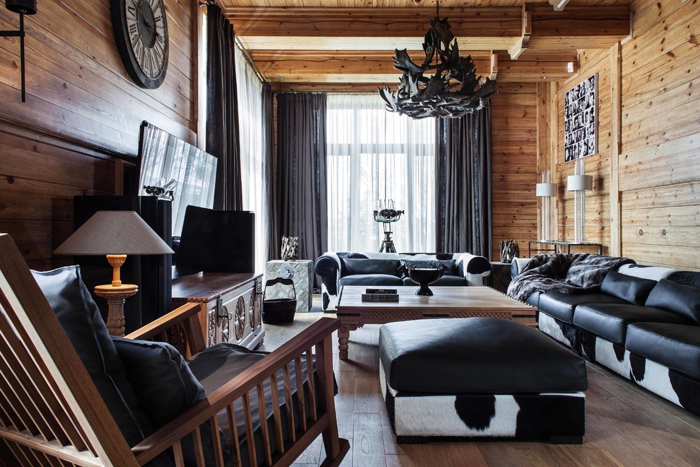 На фото: парадная гостиная комната в стиле рустика с коричневыми стенами, паркетным полом среднего тона и отдельно стоящим телевизором с