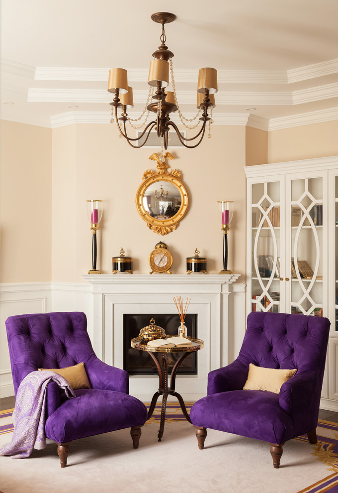 Immagine di un soggiorno chic con pareti beige, moquette, camino classico e pavimento beige