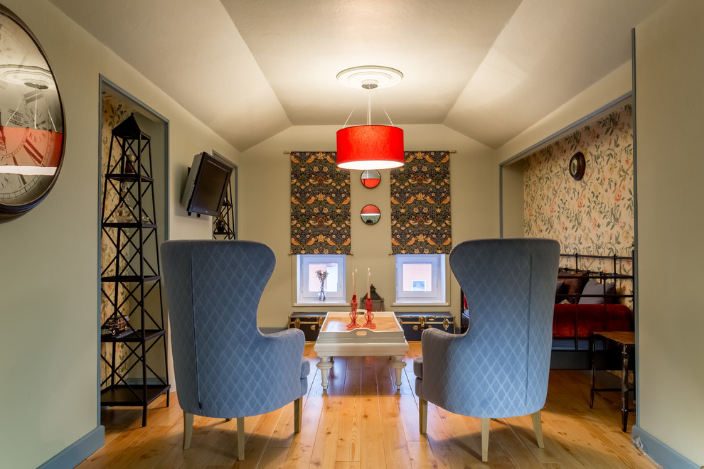 Стильный дизайн: гостиная комната в стиле фьюжн с светлым паркетным полом, телевизором на стене, серыми стенами и акцентной стеной - последний тренд