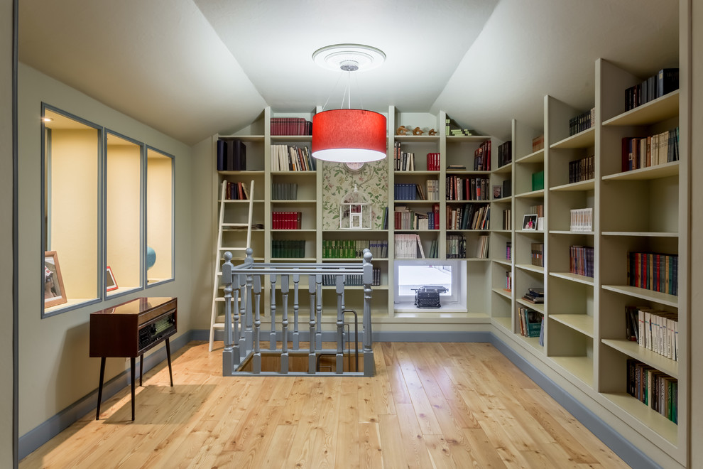 Источник вдохновения для домашнего уюта: коридор в классическом стиле с светлым паркетным полом и серыми стенами