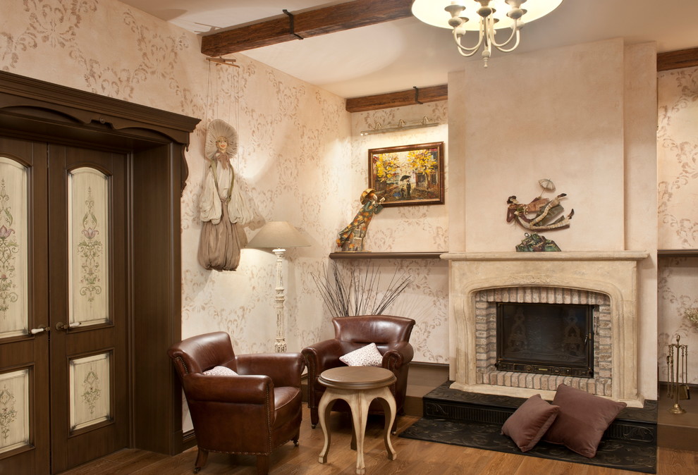 Diseño de salón cerrado mediterráneo de tamaño medio con paredes beige, suelo de madera en tonos medios, todas las chimeneas y marco de chimenea de piedra