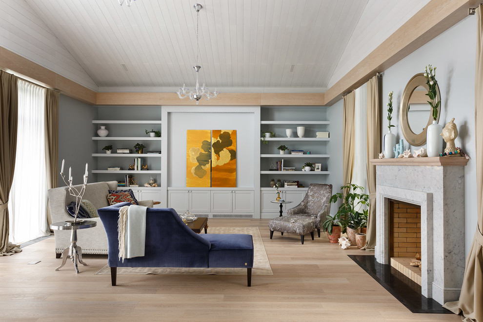 Foto di un soggiorno chic con pareti grigie, parquet chiaro, camino classico e pavimento beige