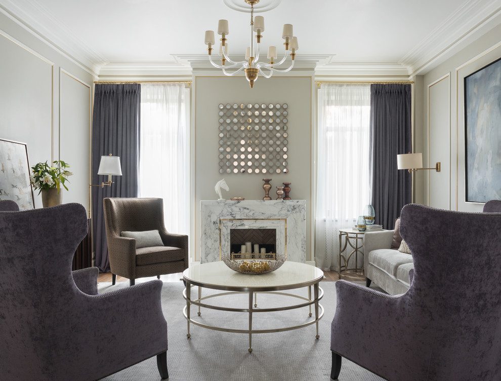 Стильный дизайн: парадная гостиная комната в стиле неоклассика (современная классика) с серыми стенами, фасадом камина из камня, стандартным камином и тюлем на окнах - последний тренд