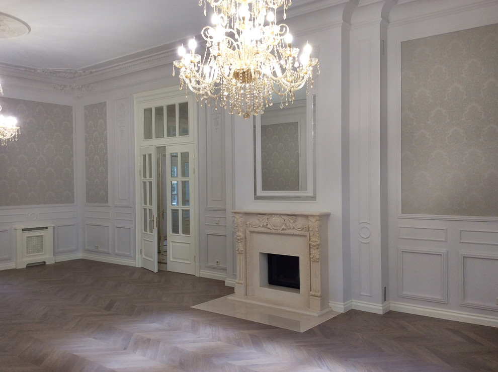 Foto di un grande soggiorno chic chiuso con sala formale, pavimento in legno massello medio e camino classico