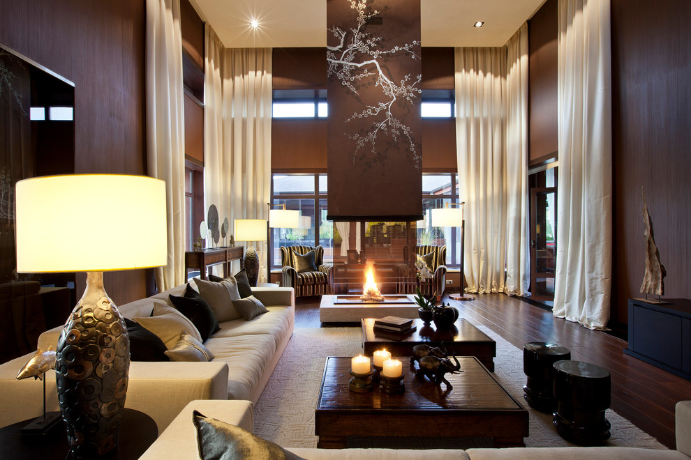 Стильный дизайн: большая изолированная гостиная комната в современном стиле с темным паркетным полом - последний тренд