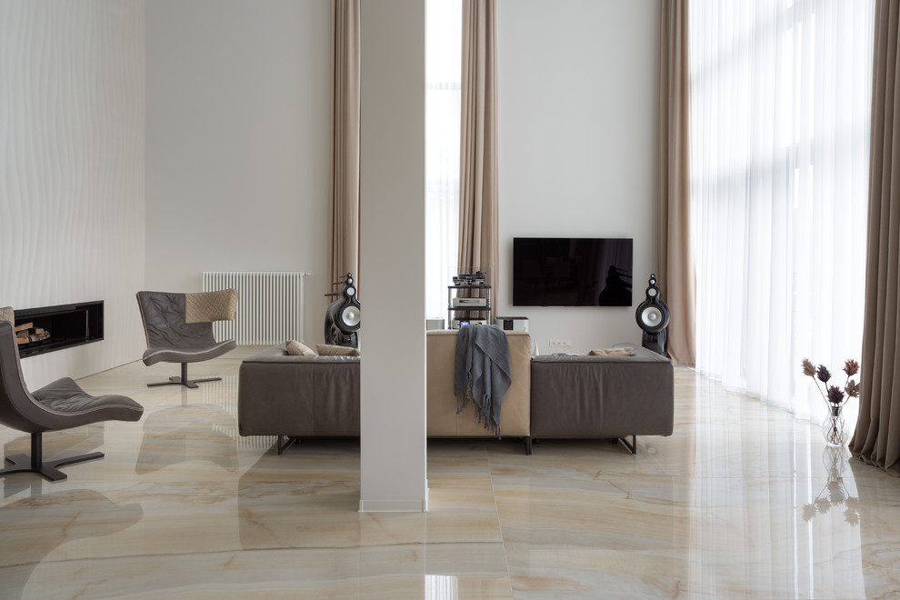 Modelo de cine en casa cerrado escandinavo grande con paredes beige, pared multimedia, suelo beige y suelo de mármol