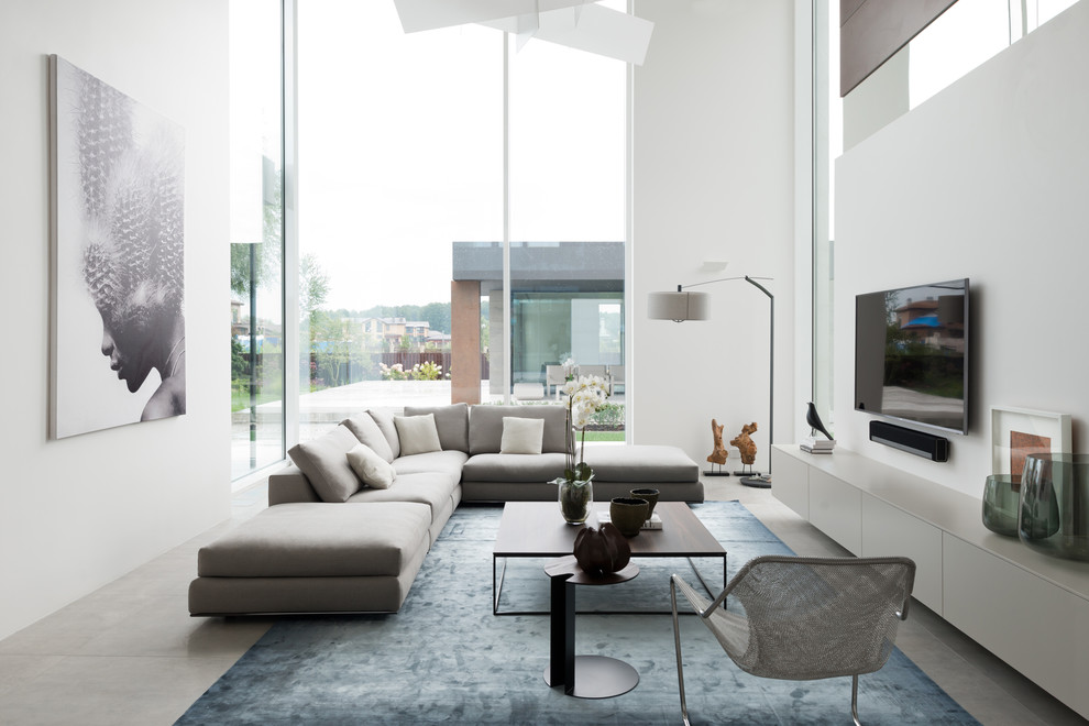 Immagine di un grande soggiorno contemporaneo aperto con sala formale, pareti bianche, pavimento in gres porcellanato e TV a parete