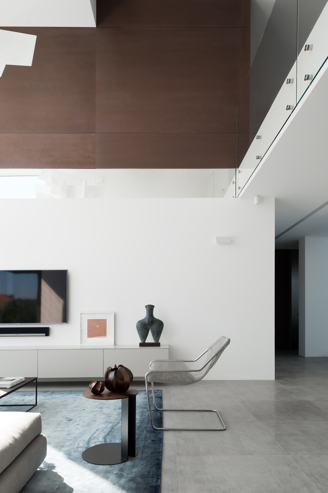 Inspiration för ett stort funkis allrum med öppen planlösning, med ett finrum, vita väggar, klinkergolv i porslin och en väggmonterad TV