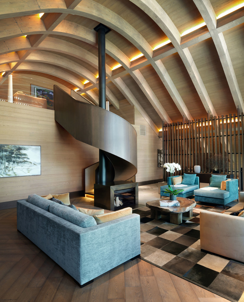 Réalisation d'un salon design avec un mur marron, un sol en bois brun et une cheminée double-face.