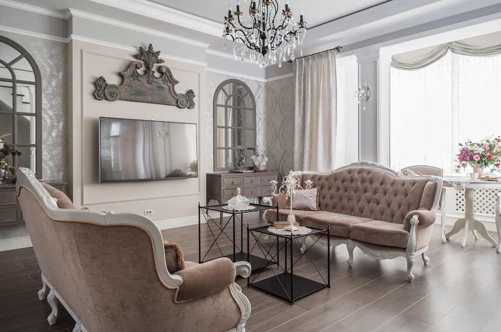 Mittelgroßes Klassisches Wohnzimmer mit grauer Wandfarbe, Porzellan-Bodenfliesen, TV-Wand und braunem Boden in Sonstige