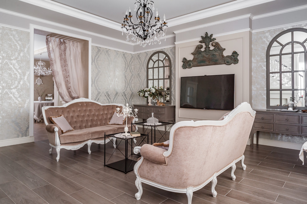 На фото: гостиная комната среднего размера в классическом стиле с серыми стенами, полом из керамогранита, телевизором на стене и коричневым полом
