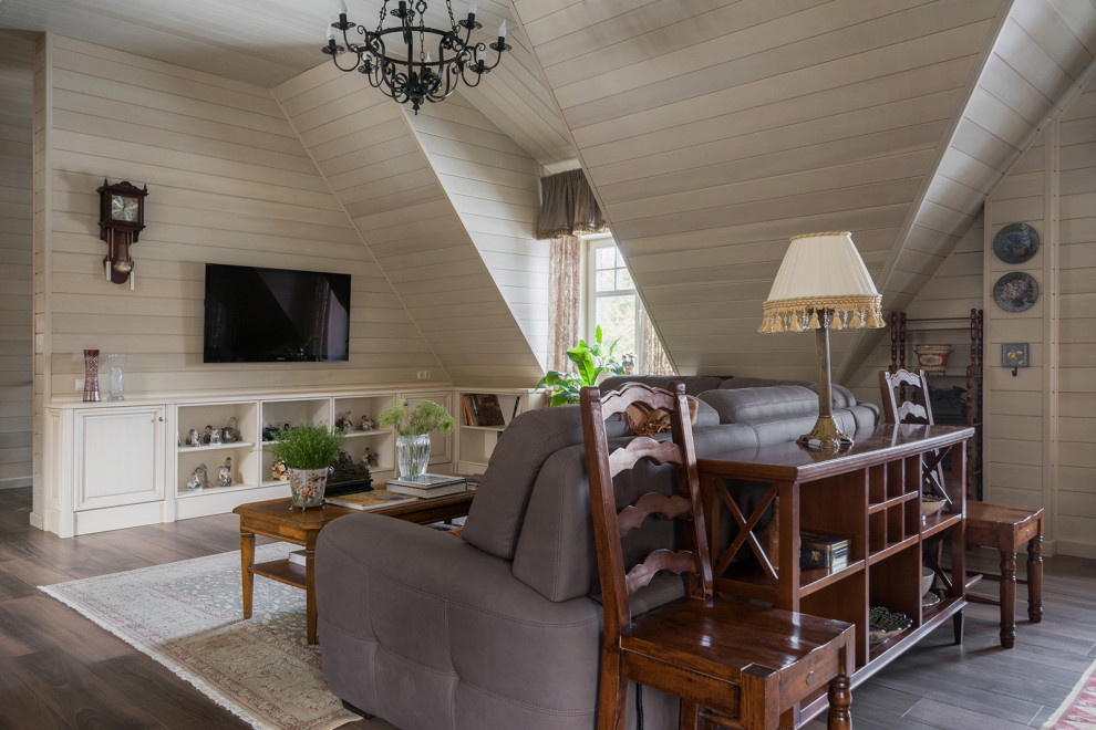 Cette image montre un grand salon traditionnel ouvert avec une salle de réception, un mur beige, un sol en carrelage de porcelaine, un téléviseur fixé au mur, un sol marron, un plafond en lambris de bois et du lambris de bois.