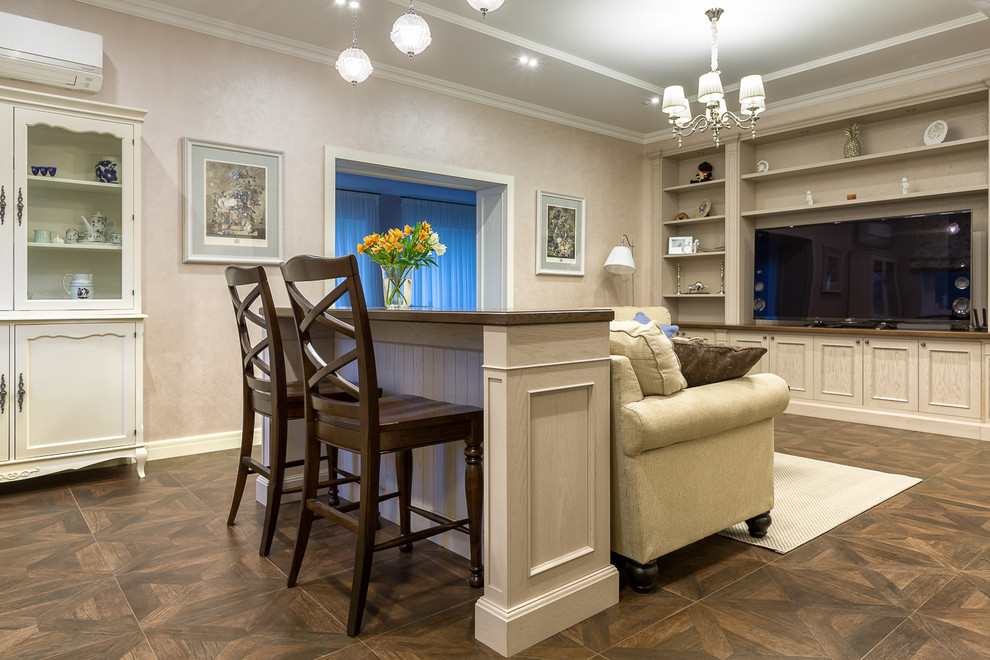 Foto di un soggiorno classico aperto con sala formale, pareti beige, parquet scuro e TV autoportante