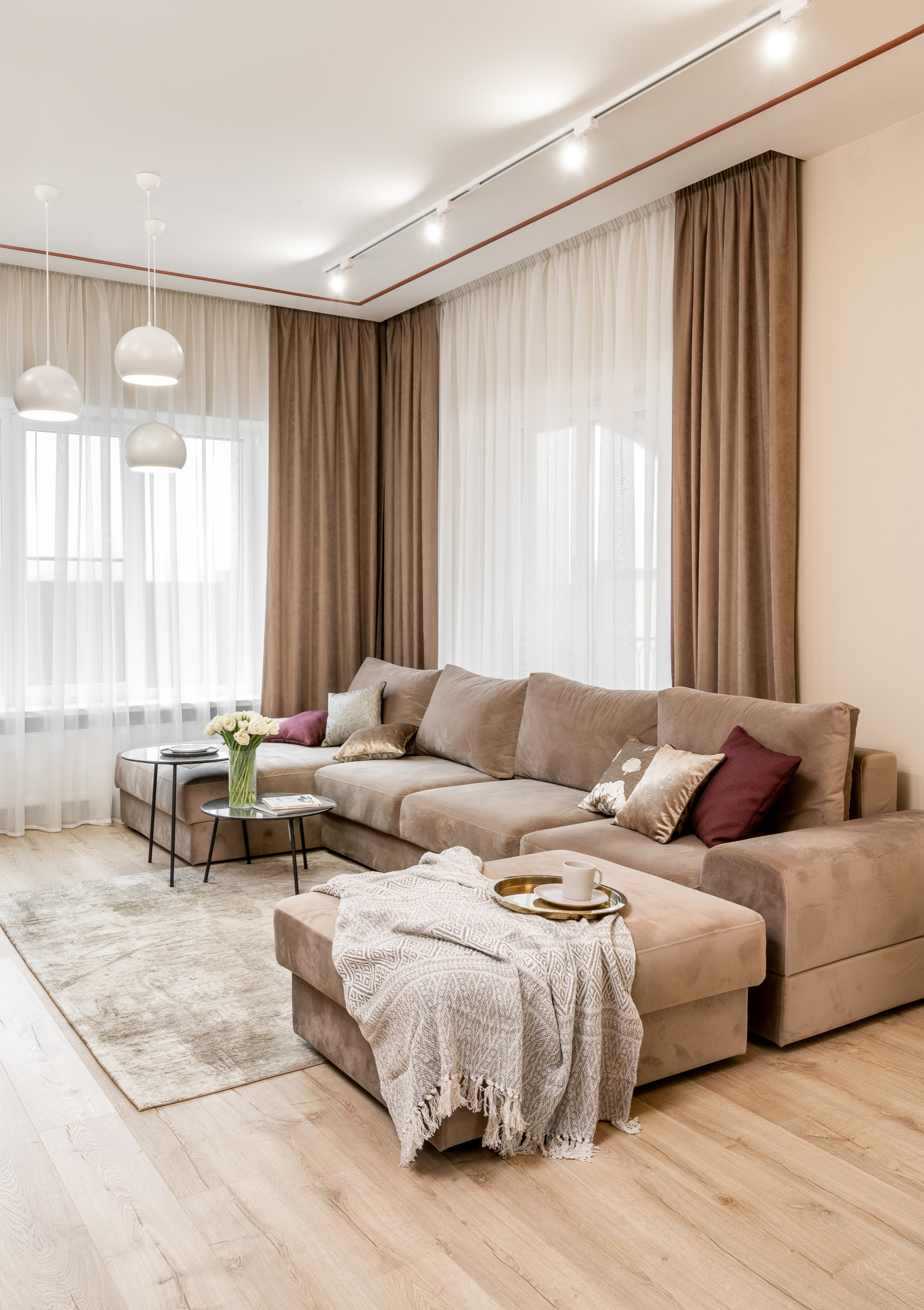 бежевый диван в интерьере гостиной в современном стиле