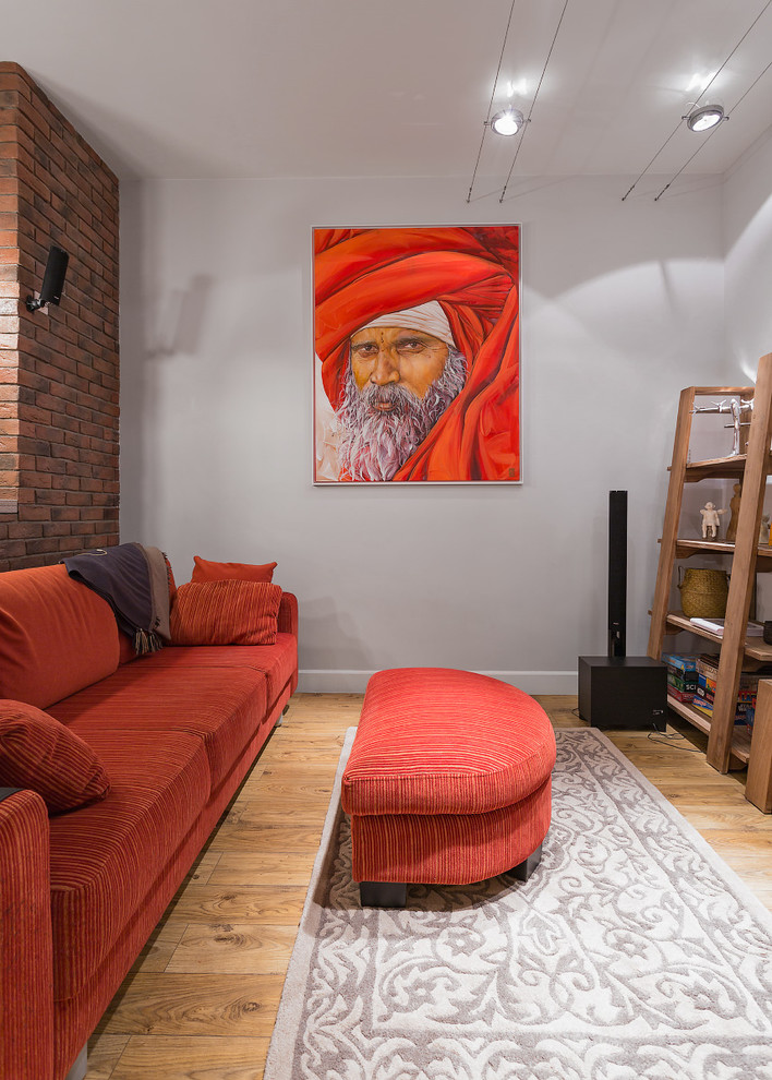 Foto de sala de estar clásica renovada con suelo de madera en tonos medios y paredes grises