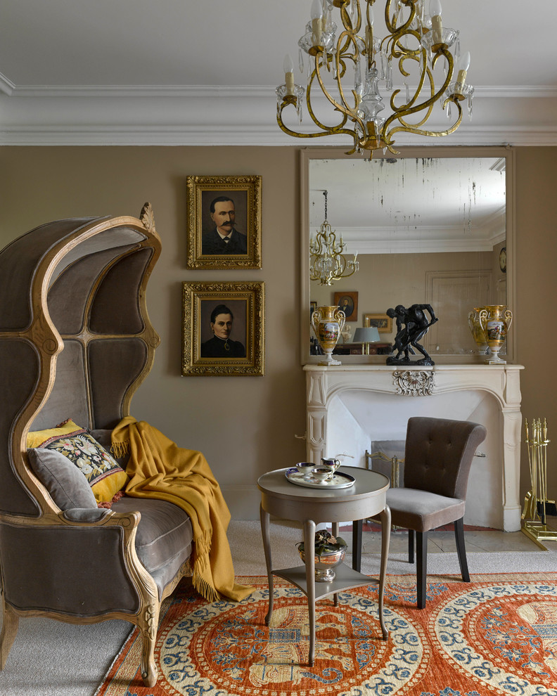 Свежая идея для дизайна: гостиная комната среднего размера в классическом стиле с коричневыми стенами и стандартным камином без телевизора - отличное фото интерьера