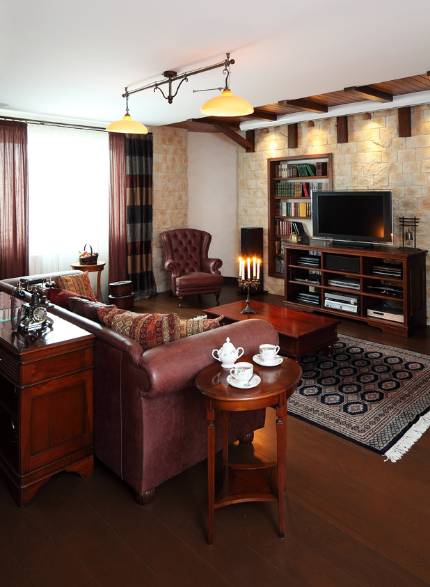 Пример оригинального дизайна: большая открытая гостиная комната в стиле кантри с бежевыми стенами, темным паркетным полом, отдельно стоящим телевизором и коричневым полом