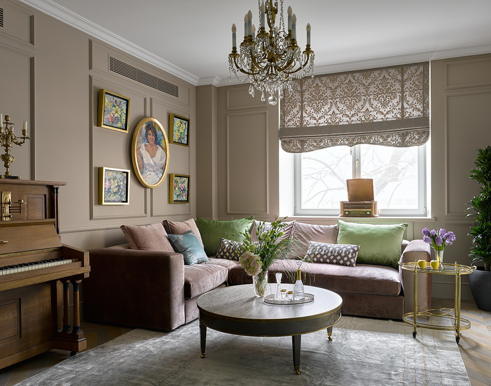 Esempio di un soggiorno tradizionale con pareti beige, pavimento in legno massello medio e pavimento multicolore