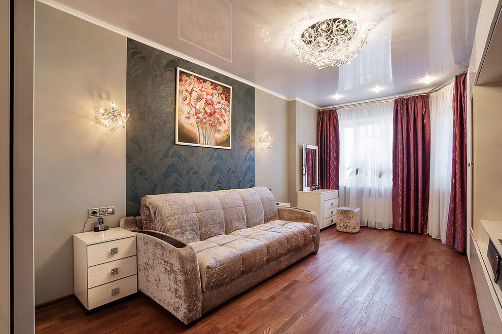 Mittelgroßes, Abgetrenntes Modernes Wohnzimmer mit grauer Wandfarbe, braunem Holzboden, freistehendem TV und braunem Boden in Sankt Petersburg