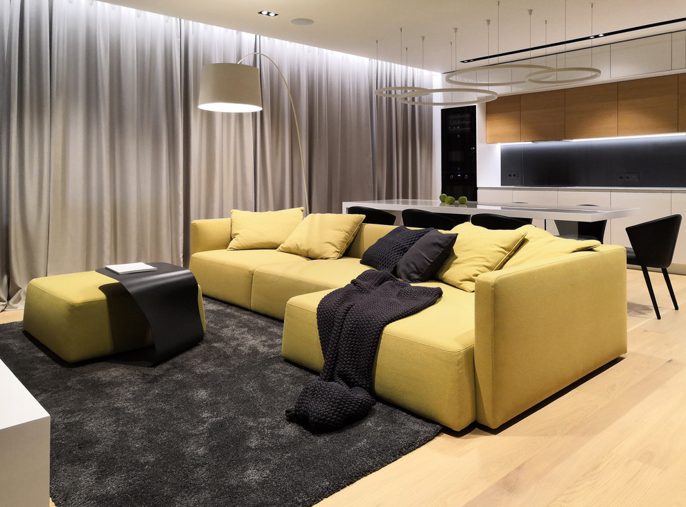 Стильный дизайн: объединенная гостиная комната в стиле фьюжн - последний тренд