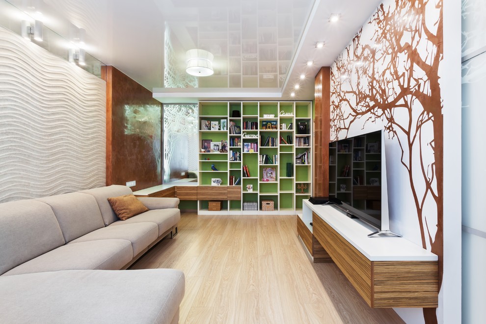 Repräsentatives, Abgetrenntes Modernes Wohnzimmer mit bunten Wänden, hellem Holzboden, freistehendem TV und beigem Boden in Jekaterinburg