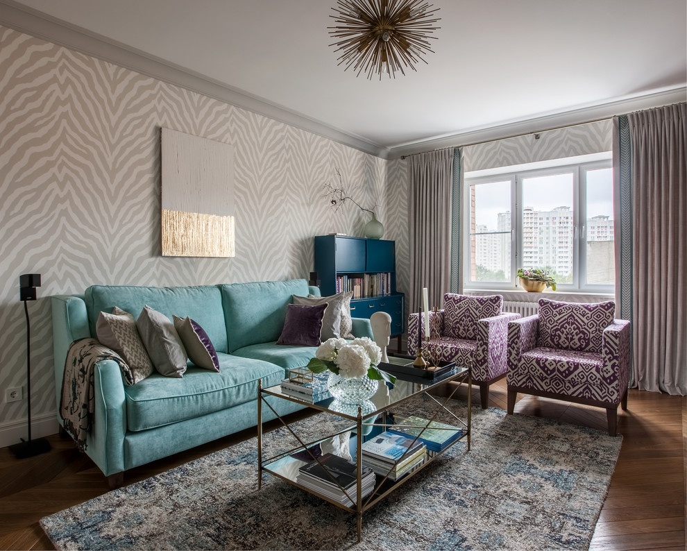 Источник вдохновения для домашнего уюта: гостиная комната в стиле неоклассика (современная классика) с серыми стенами, паркетным полом среднего тона и коричневым полом