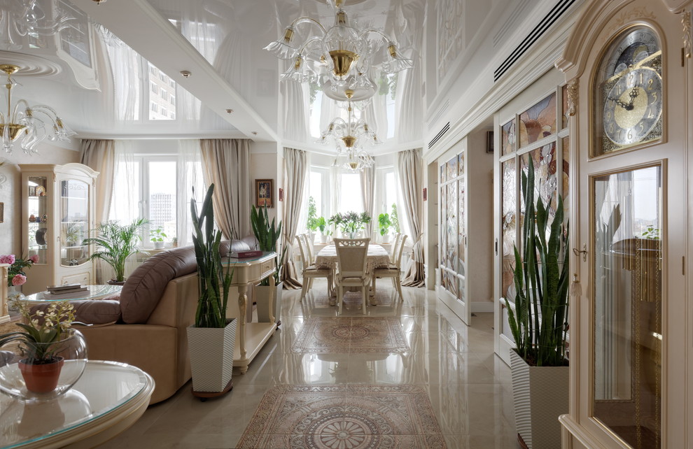 Großes, Abgetrenntes, Repräsentatives Klassisches Wohnzimmer mit beiger Wandfarbe und beigem Boden in Moskau