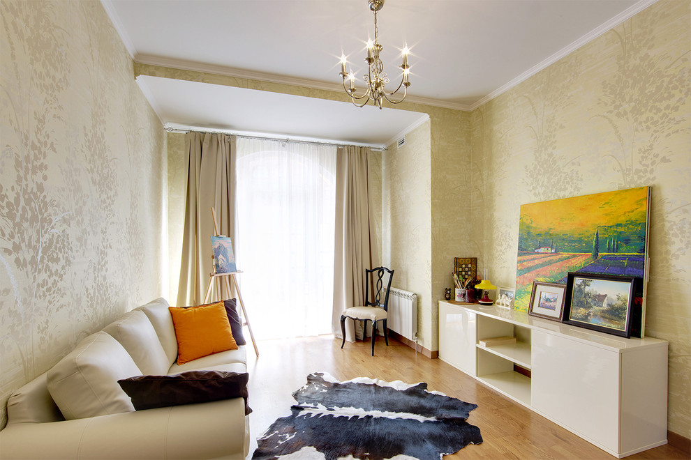 Diseño de salón actual con paredes beige y suelo de madera en tonos medios