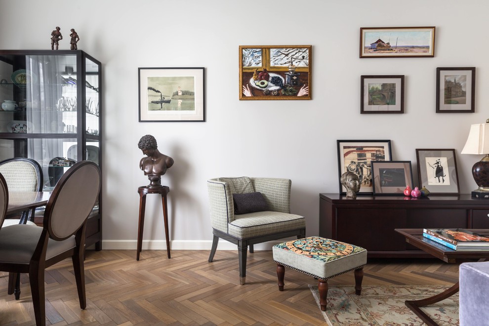 Idee per un soggiorno classico chiuso con sala formale, pavimento in legno massello medio e pavimento marrone