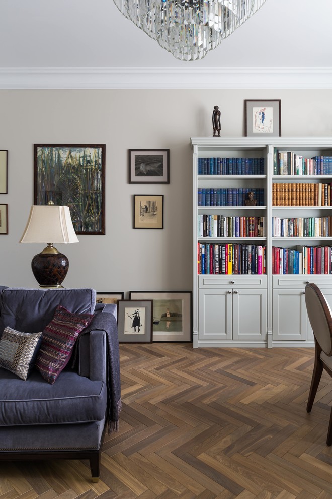 Idées déco pour un salon classique fermé avec une salle de réception, un mur beige, un sol en bois brun et un sol marron.