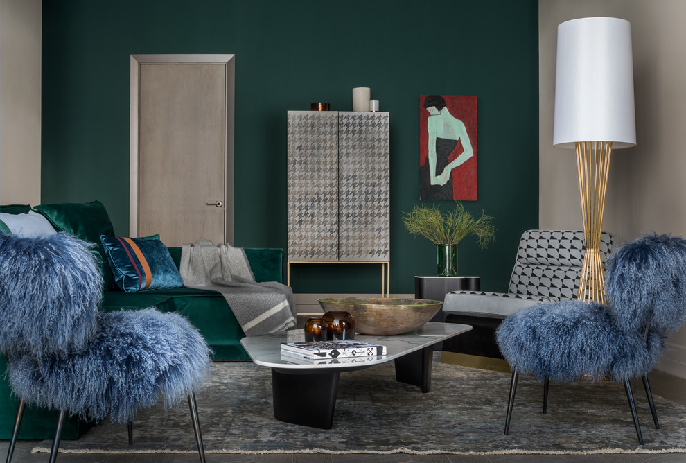 Стильный дизайн: гостиная комната в современном стиле с зелеными стенами - последний тренд
