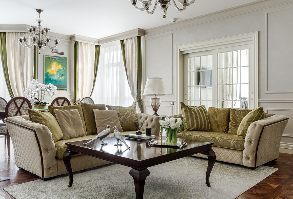 Immagine di un soggiorno classico con sala formale, pareti grigie, pavimento in legno massello medio e pavimento marrone