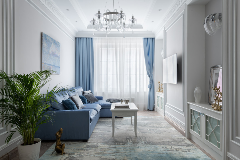 モスクワにあるコンテンポラリースタイルのおしゃれな独立型リビング (グレーの壁、淡色無垢フローリング、壁掛け型テレビ、ベージュの床、青いソファ) の写真