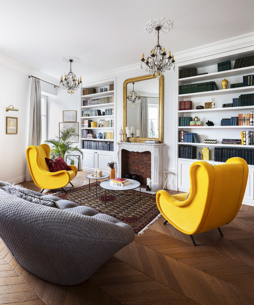 Immagine di un soggiorno classico con pareti bianche, pavimento in legno massello medio e pavimento marrone
