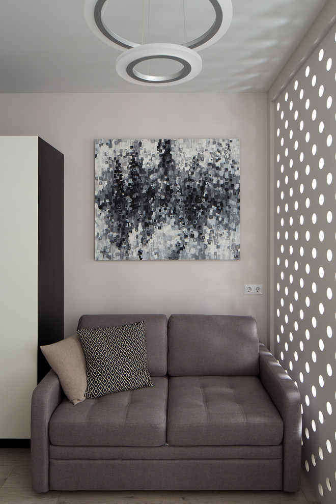 Imagen de salón abierto contemporáneo pequeño sin chimenea con paredes grises, suelo laminado y suelo beige