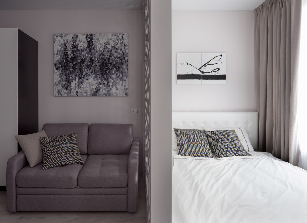 Esempio di un piccolo soggiorno contemporaneo aperto con pareti grigie, pavimento in laminato, nessun camino e pavimento beige