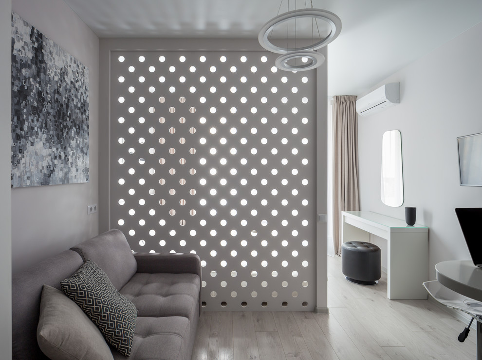 Foto på ett litet funkis allrum med öppen planlösning, med laminatgolv, en väggmonterad TV, vitt golv och vita väggar