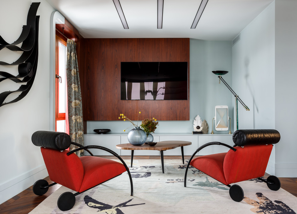Foto di un soggiorno contemporaneo con pareti grigie, parquet scuro e pavimento marrone