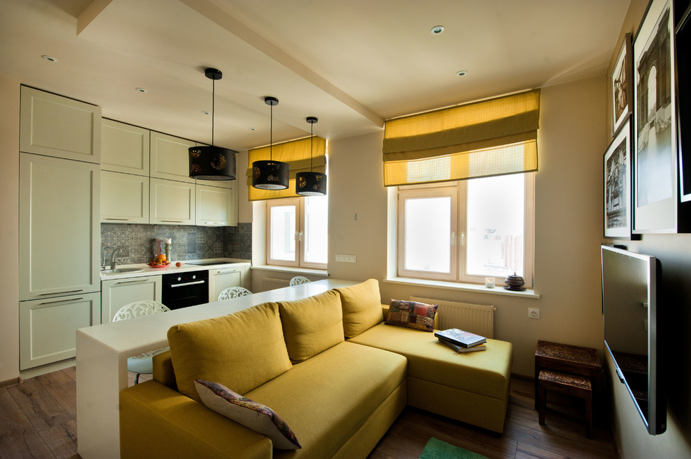 Ispirazione per un soggiorno contemporaneo aperto con pareti bianche, parquet scuro, TV a parete e pavimento marrone