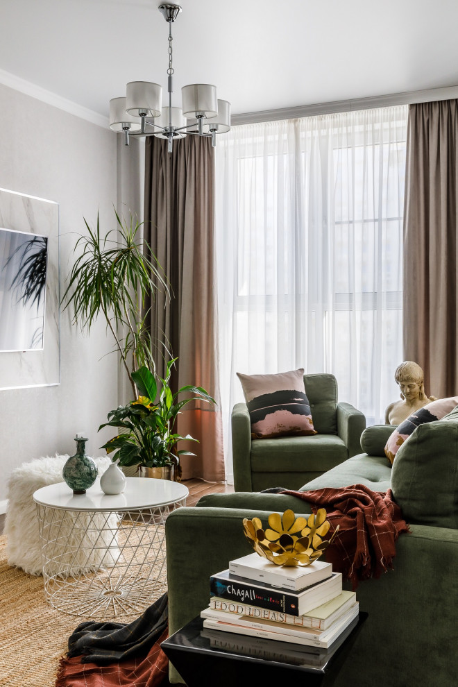 Idée de décoration pour un salon design avec un mur gris, un sol en bois brun et un sol marron.