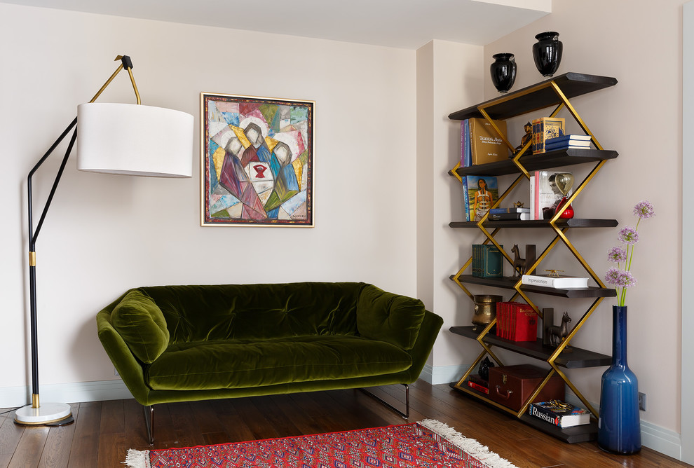 На фото: открытая гостиная комната среднего размера в современном стиле с с книжными шкафами и полками, бежевыми стенами, паркетным полом среднего тона и коричневым полом с
