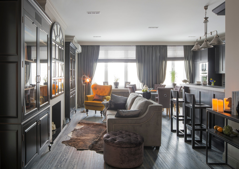 Источник вдохновения для домашнего уюта: парадная, открытая, объединенная гостиная комната в классическом стиле с серыми стенами и темным паркетным полом