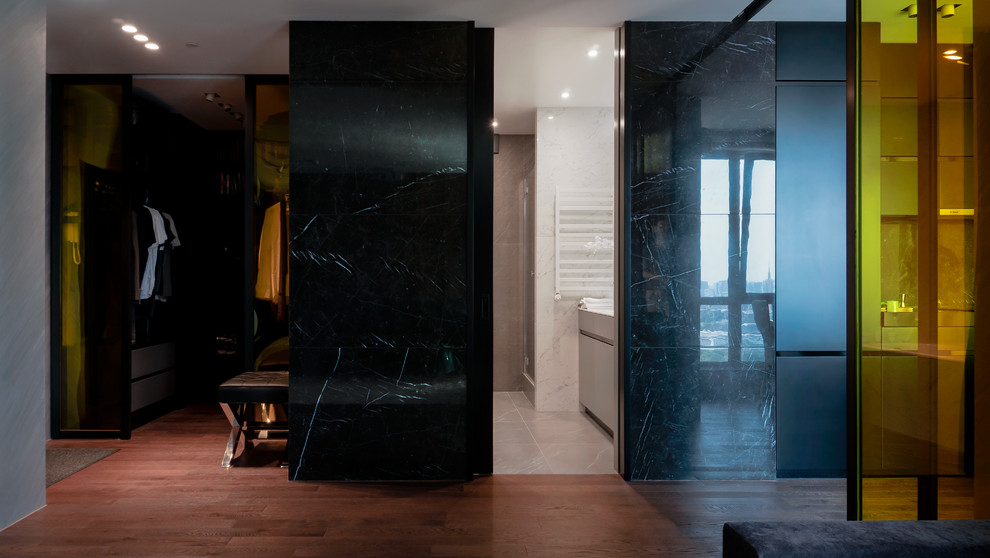 Стильный дизайн: гостиная комната в современном стиле с тюлем на окнах - последний тренд