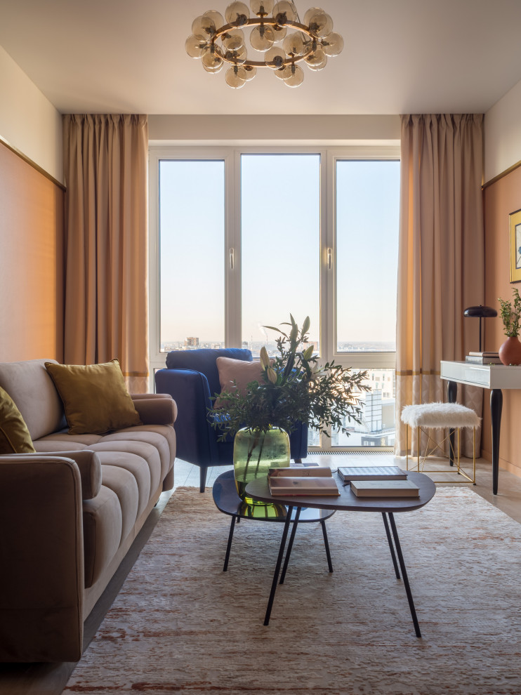 Пример оригинального дизайна: изолированная гостиная комната среднего размера в современном стиле с полом из ламината, оранжевыми стенами и коричневым полом
