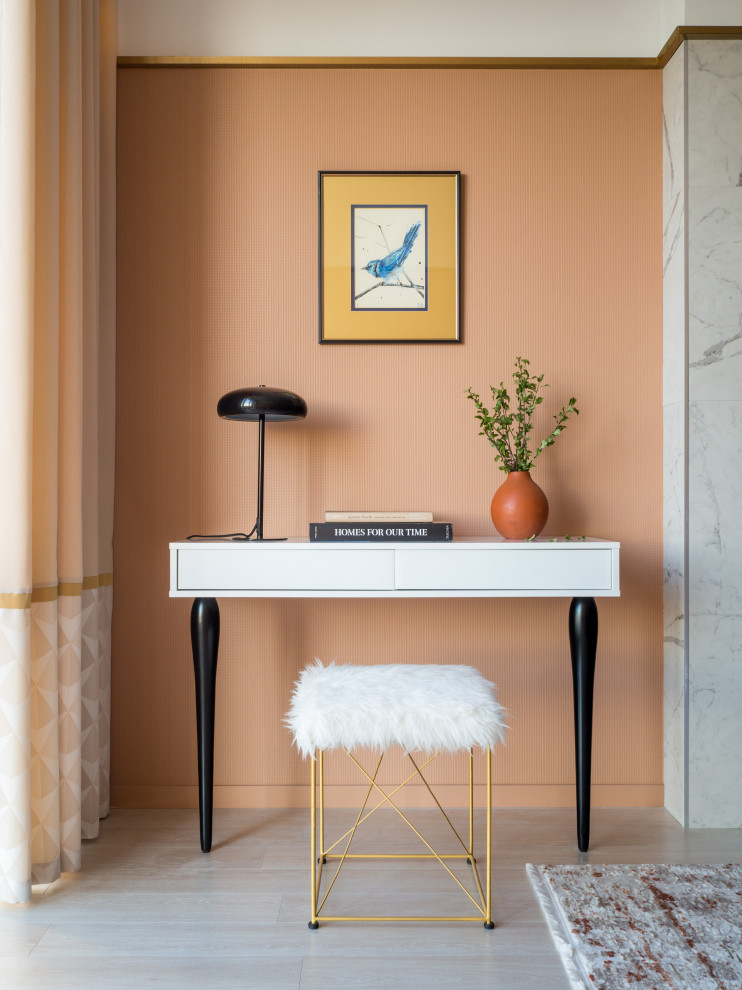 Mittelgroßes Modernes Wohnzimmer mit brauner Wandfarbe, Laminat, TV-Wand und beigem Boden in Sonstige