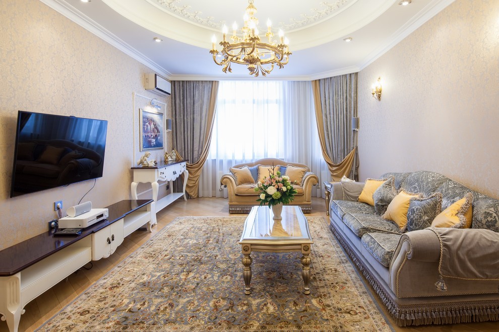 Foto de salón clásico de tamaño medio con paredes beige